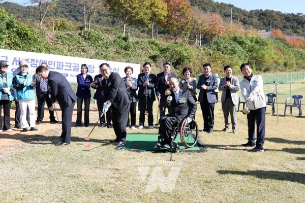 박병규 광산구청장이 10일 서봉장애인파크골프장 개장식에서 정진완 대한장애인체육회장, 김명수 광산구의회 의장과 함께 시타를 하고 있다.