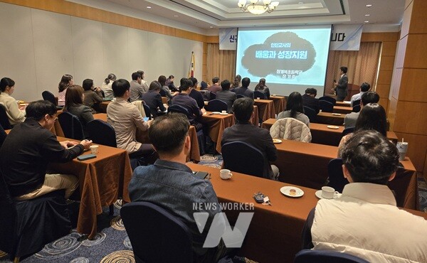 장기중 청계북초 교장이 특강을 진행하고 있다.