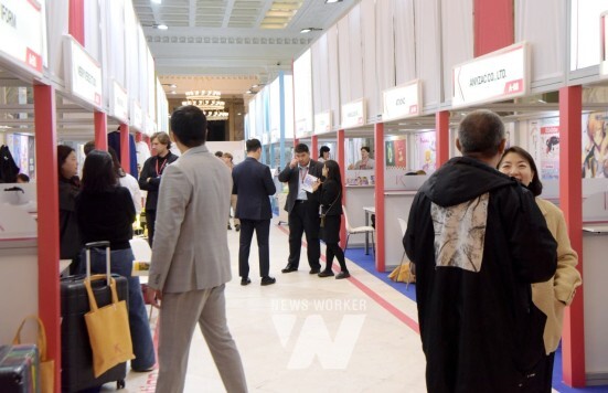 콘진원은 11월 5일부터 7일까지 사흘간 폴란드 바르샤바의 문화과학궁전에서 열린 ‘2025 K-콘텐츠 엑스포 in 폴란드’를 성공리에 마쳤다. (수출상담회 현장 사진)