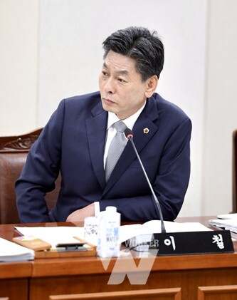이철 부의장이 2025년 인재육성교육국 행정사무감사에서 질문하고 있다.