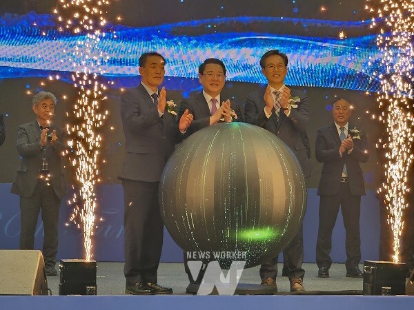 제30회 농업인의날 기념 퍼포먼스(왼쪽부터 이광일 전남도의회 부의장, 김영록 전남지사, 우승희 영암군수)