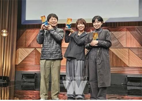 콘진원은 11월 8일 ‘제27회 디지콘6 아시아 본선 어워드(DigiCon6 Asia Awards)’에서 ▲정다희 감독 '옷장 속 사람들' 그랑프리 ▲정유미 감독 '안경' 은상(베스트 아트) ▲전영찬 감독 '동상' 은상(베스트 스토리)을 각각 수상했다. (왼쪽부터 전영찬 감독, 정다희 감독, 정유미 감독)