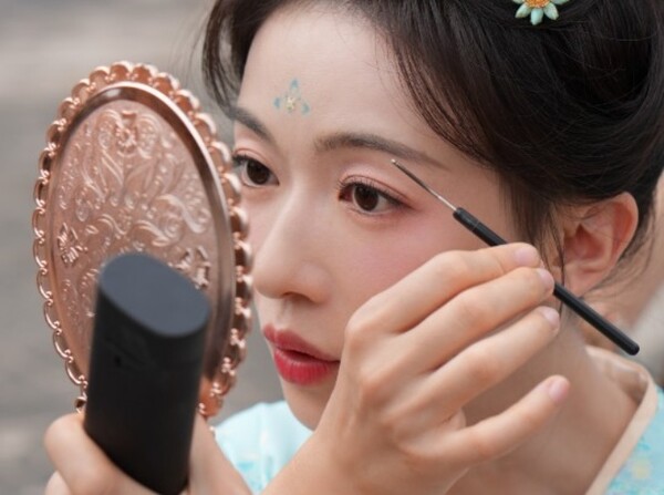 '강남위빙' 촬영 중인 오근언 [사진=오근언 웨이보]