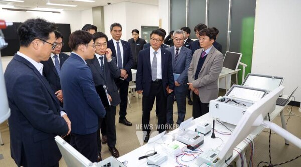 한전KDN, 한전과 ‘미터링 기반 배전망 운영 고도화’ 협약식 진행 모습 2. 한전KDN, 한전과 ‘미터링 기반 배전망 운영 고도화’ 협약서에 서명하고 있는 김용호 한전KDN 전력지능화안전본부장과 심은보 전력연구원장(오른쪽부터) 3. 한전KDN, 한전과 ‘미터링 기반 배전망 운영 고도화’ 협약식 단체사진(김용호 한전KDN 전력지능화안전본부장, 심은보 전력연구원장, 가운데 오른쪽부터) 4. 한전KDN, 한전과 ‘미터링 기반 배전망 운영 고도화’ 협약 진행 후 관련설비를 둘러보고 있다