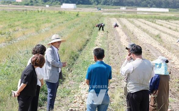 이상익 함평군수가 영농 현장을 살피며 농업인 의견을 청취하는 모습