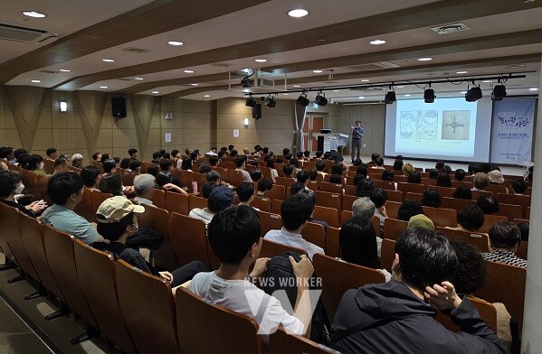 지난 9월 시청 직원과 순천시민을 대상으로 시민인문학 도서관에서 만난 사람 강연을 진행하고 있다