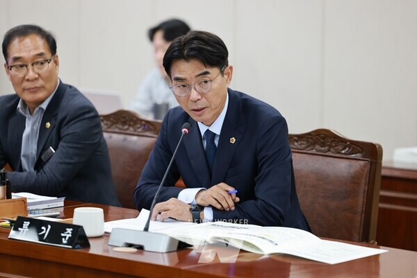 류기준 의원이 농축산식품국 행정사무감사에서 발언하고 있다.