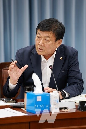 전남 바다 연4만5천톤 쓰레기 폭탄 지적하는 신승철 도의원(더불어민주당, 영암1)