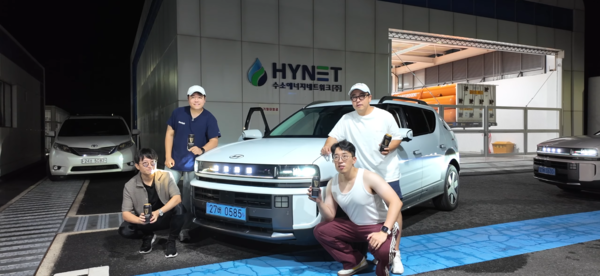 11일 유튜버 없섭이 현대자동차의 수소차 넥쏘를 이용해 최장 기록을 세운 뒤 기념 사진을 촬영하는 모습 [사진=유튜브 UPSub 없섭 캡처]