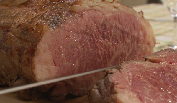 화력이 약해 고기 표면에 알코올을 바르고 불을 질러 완성한 영화 속 스테이크 [사진=영화 '남극의 쉐프' 중에서]