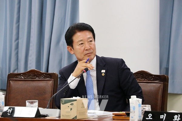 전라남도의회 제395회 제2차 정례회 기획행정위원회 소관 행정사무감사에서 전경선 의원이 집행부를 향해 질의를 하고 있다.