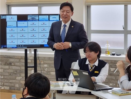 김정희 전남도의회 교육위원장 광양교육지원청-우즈베키스탄 국제교류 수업 참관