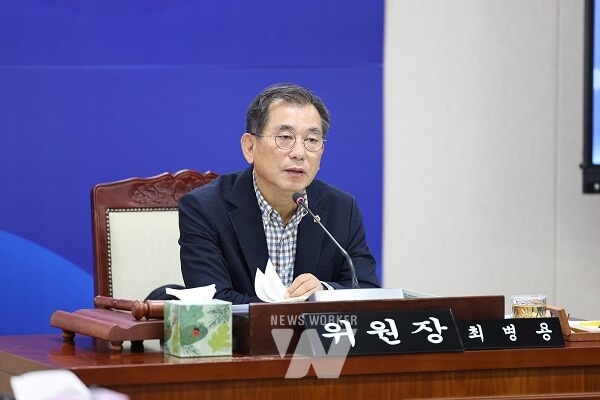 최병용 도의원이 전라남도 복지정책 연구는 누가하냐?며 질의하고 있다.