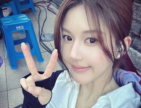 새 매니저를 발표하고 광폭 행보를 예고한 조로사 [사진=조로사 틱톡]