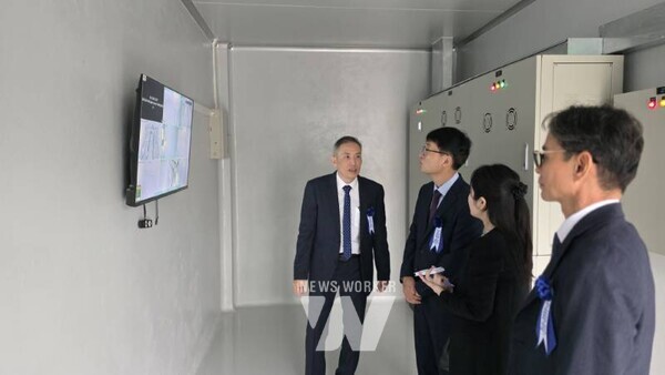 준공된 국립가축질병진단센터(NCVD) 내부를 둘러보고 있다.