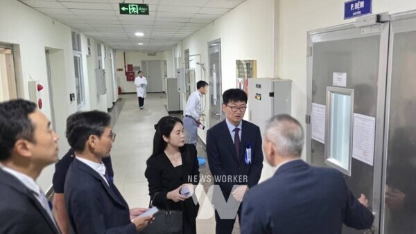 준공된 국립가축질병진단센터(NCVD) 내부를 둘러보고 있다.