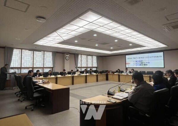  이상익 함평군수가 안전관리위원회 주재하는 모습