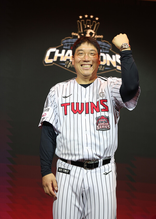 한국시리즈 우승 후 LG 구광모 회장으로부터 롤렉스 시계를 받은 김현수 선수 [사진=LG트윈스]