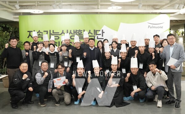 12일 풀무원푸드앤컬처 본사에서 열린 ‘2025 지속가능식생활 식단 경진대회’ 내부 전문가 예선 종료 후, 풀무원푸드앤컬처 이동훈 대표(두 번째 줄 왼쪽 일곱 번째)와 풀무원 임직원들이 기념 촬영을 하고 있다.