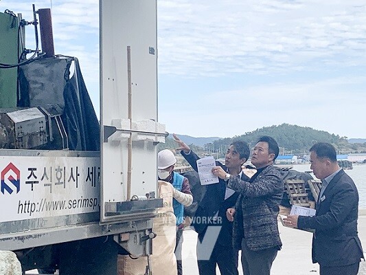 영광군의회 김한균 의원이 도서지역의 고질적인 해양쓰레기 문제 해결을 위해 지난 11일 전남 해남군 송지면을 찾았다