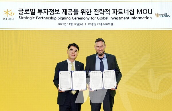 지난 12일(수), KB증권 본사에서 열린 협약식에서 KB증권 이홍구 대표이사(왼쪽)와 TipRanks 유리 그륀바움(Uri Gruenbaum) 공동설립자 겸 CEO(오른쪽)가 업무협약식 후 기념촬영을 하고 있다.
