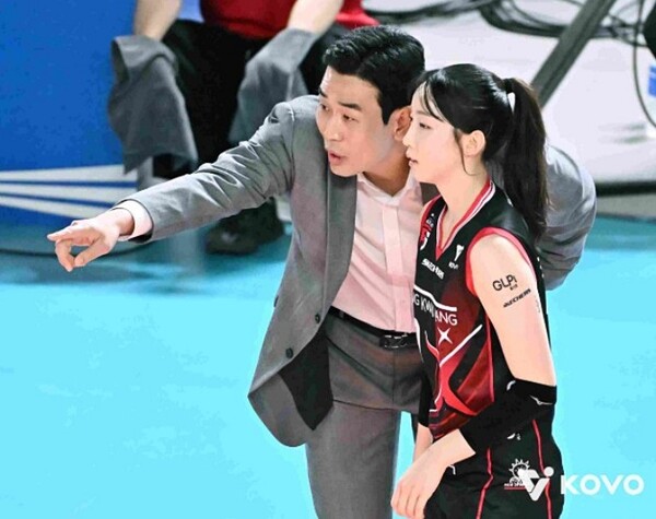 고희진 감독의 세세한 지도를 받으며 성장 중인 최서현 [사진=KOVO 공식 홈페이지]