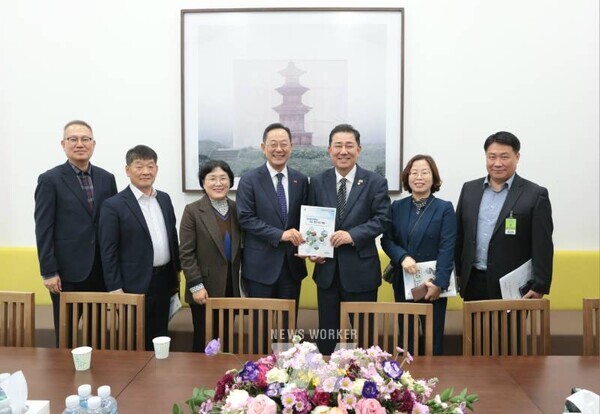 전남 해남군은 내년도 정부예산안에 대한 국회 심의가 본격화됨에 따라 지난 13일 국회를 방문해 주요 현안 사업의 국비 반영을 위한 총력전을 펼쳤다. ( 김병기 더불어민주당 원내대표)