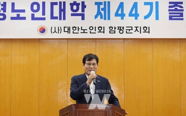 이상익 함평군수 졸업 축사 모습2. 졸업식 단체사진_이상익 함평군수 왼쪽 여섯 번째