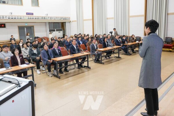 전남 광양시는 지난 13일(목) 시청 시민홀에서 고위직 공무원을 대상으로 ‘4대폭력 예방교육’을 실시했다