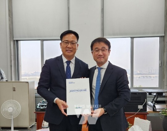 조석훈 권한대행(좌측), 한병도 예결위 위원장(우측)