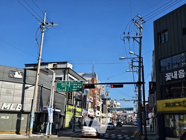 전남 해남군이 추진 중인 도심 전선지중화 사업이 눈에 띄는 성과를 거두며 해남읍의 도심 환경을 한층 쾌적하고 안전하게 바꾸고 있다. 