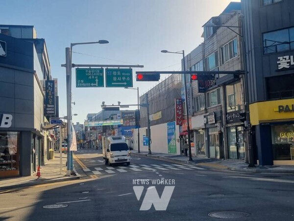 전남 해남군이 추진 중인 도심 전선지중화 사업이 눈에 띄는 성과를 거두며 해남읍의 도심 환경을 한층 쾌적하고 안전하게 바꾸고 있다. 