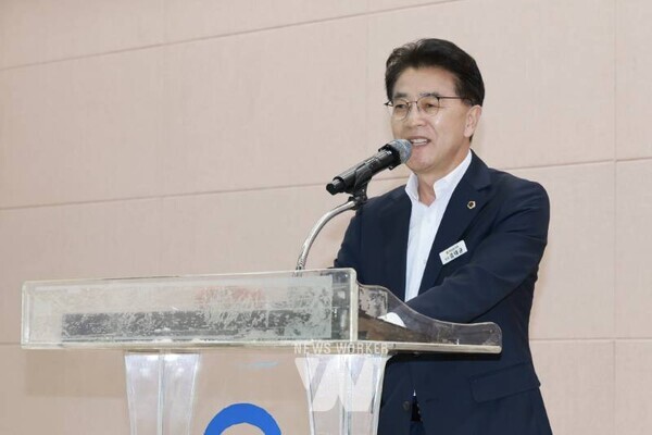 전라남도의회 김태균 의장은 14일 광양국민체육센터에서 열린 ‘제9회 전남장애인주간이용시설협회 한마음대회’에 참석해 유공자 표창과 함께 시설 종사자들을 격려·위로했다.