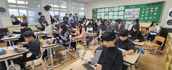 14일 목포용해초에서 ‘글쓰기를 통해 주변 사람들과 마음 나누기’를 주제로 다양한 매체를 활용한 국어과 글쓰기 수업이 진행되고 있다.(사진2) 12일 순천남초에서 ‘순천의 생태를 소개하는 디지털 게임’을 주제로 한 실과 수업이 진행되고 있다.(사진3) 전남교과교육연구회 ‘2025 제4차 수업나눔 연수회’에 참여한 교사들이 수업나눔 후 협의회를 진행하고 있다.