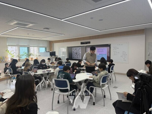 14일 목포용해초에서 ‘글쓰기를 통해 주변 사람들과 마음 나누기’를 주제로 다양한 매체를 활용한 국어과 글쓰기 수업이 진행되고 있다.