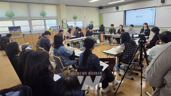 전남교과교육연구회 ‘2025 제4차 수업나눔 연수회’에 참여한 교사들이 수업나눔 후 협의회를 진행하고 있다.