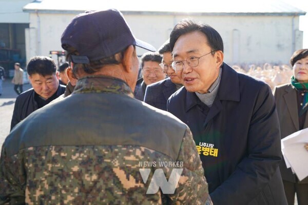 윤병태 나주시장이 14일 건조벼 매입 현장에서 농가들을 격려하고 있다. (사진 제공-나주시)