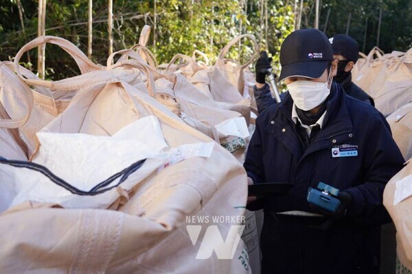 국립농산물품질관리원 관계자가 공공비축미 매입 현장에서 품질 검사를 진행하고 있다 (사진 제공-나주시)