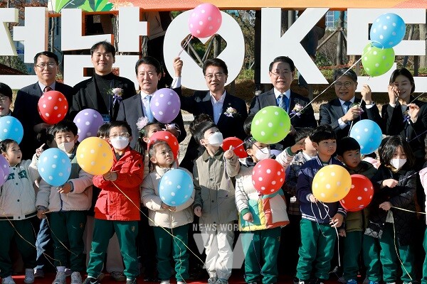 김태균 의장은 14일 오후 전남도청에서 열린 ‘전남OK도민광장 제막식’에 참석하여 도민들과 함께 새로운 도민광장의 출범을 축하했다.