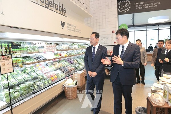 본격적인 김장철을 맞아 해남군이 명품 해남배추의 수도권 홍보에 나서고 있다.