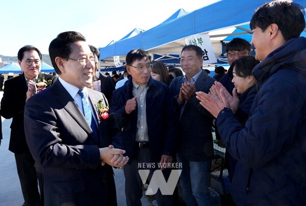 김영록 전라남도지사가 15일 완도 신지면 완토리니에서 열린 ‘2025 광주·전남 산림조합 임직원 한마음대회’에서 각 시군 부스를 순회하며 조합원들을 격려하고 있다.