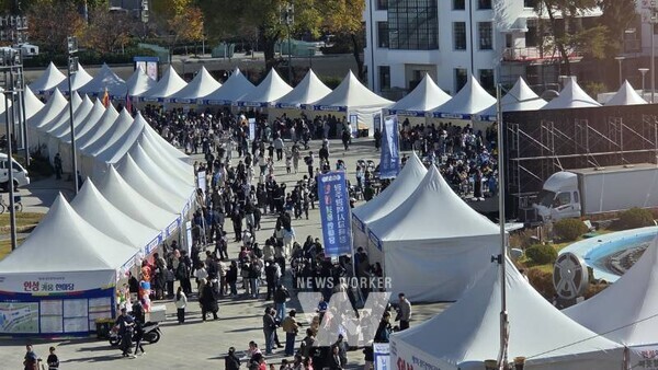 광주시교육청(교육감 이정선)은 지난 15일 동구 5·18민주광장에서 ‘제1회 인성 키움 한마당’ 행사를 개최했다.