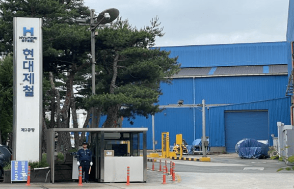 (현대제철 포항 2공장 입구) 출처: 관련보도 참조" height="371" loading="lazy
