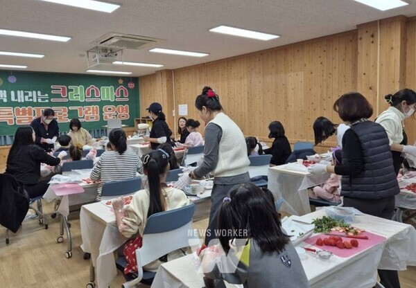 12월 2일부터 6일까지 고흥군립도서관에서 ‘2025 책 내리는 크리스마스’ 특별강좌를 운영한다