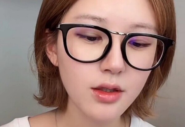 8월 초 라이브 방송을 진행하며 소속사와 갈등을 공개한 조로사 [사진=조로사 웨이보]