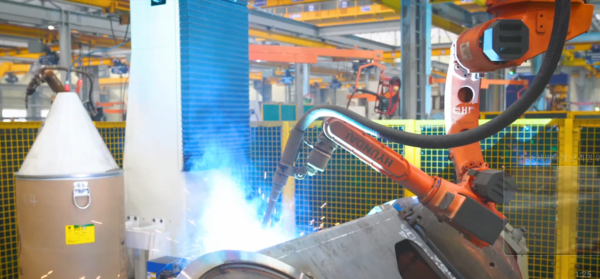 HD현대로보틱스의 소형 굴착기 하부프레임 용접 자동화 솔루션 [사진=HD현대로보틱스 유튜브 캡처]