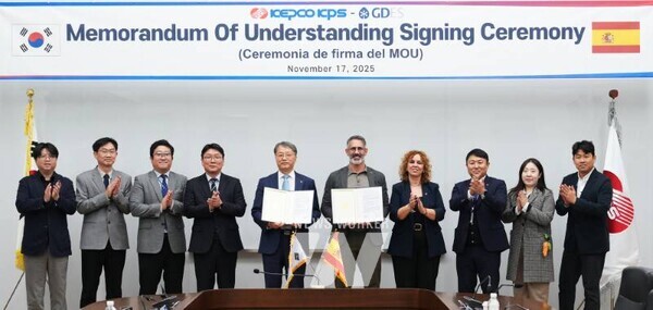 한전KPS 원전사업본부장 전호광 부사장(가운데 왼쪽)과 GDES社 Héctor Dominguis 사장(가운데 오른쪽)을 비롯한 임직원이 11월 17일 전남 나주 한전KPS 본사에서 MOU 체결 뒤 기념촬영을 하고 있다.