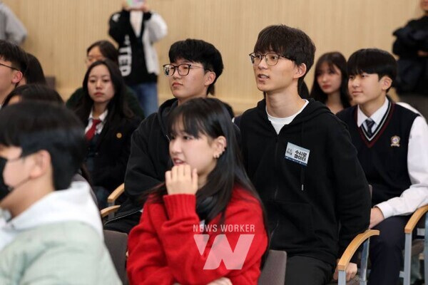 지난 15일 호남대학교 성인관 국제회의실에서 열린 ‘2025 청소년 토론한마당’에서 학생들이 토론을 참관하고 있다.
