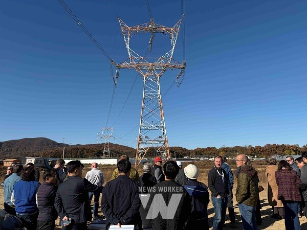 한전 신안성변전소에서 시찰중인 교육 참가자들