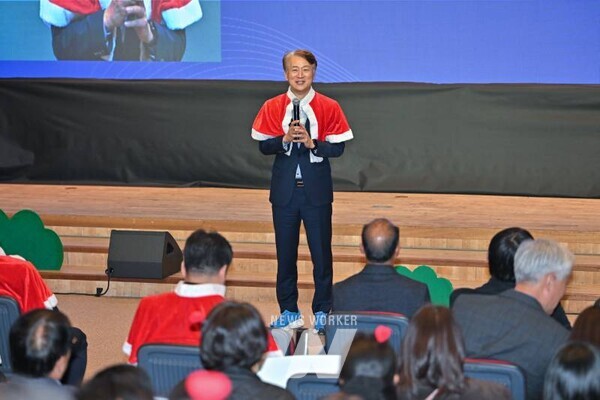 김이강 광주 서구청장이 17일 5·18기념문화센터에서 열린 ‘서구 마을공동체 성과공유회’에서 인사말을 하고 있다. /광주 서구 제공